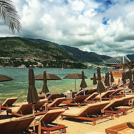 アパート With Jungle Bathroom ドゥブロブニク