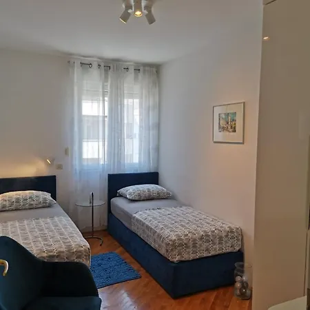 Apartment With Jungle Bathroom
