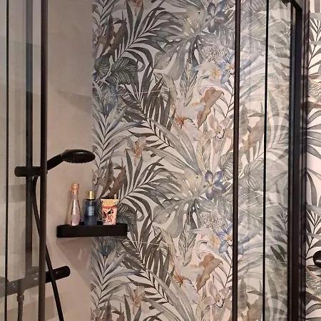 With Jungle Bathroom شقة دوبروفينك