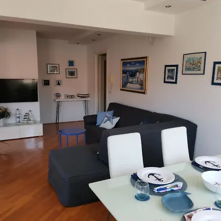 Apartman With Jungle Bathroom