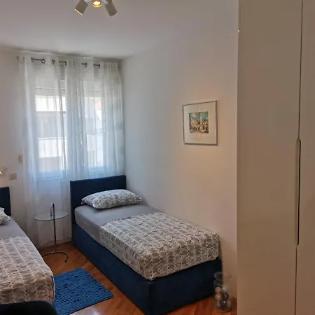 With Jungle Bathroom Apartman *