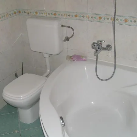 With Jungle Bathroom Apartman