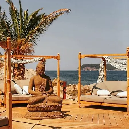 Apartman With Jungle Bathroom